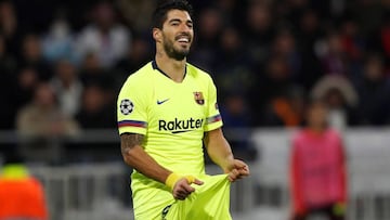 Luis Suárez del Barcelona reacciona durante el partido por los octavos de final de la Liga de Campeones de la UEFA entre el FC Barcelona y el Olympique de Lyon, este martes, en el estadio Groupama de Decines-Charpieu, cerca de Lyon (Francia).