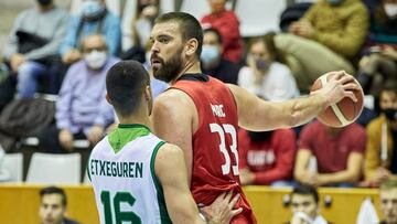 Marc Gasol, ante el Pe&ntilde;as Huescas.