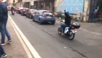 Este fan de la Roma va insultando desde su moto a la afición del Leicester y acaba empotrado contra un coche