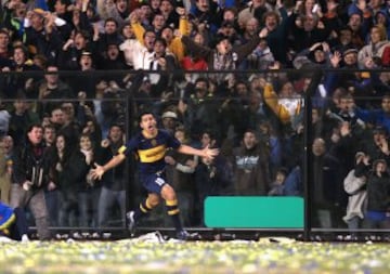 Riquelme celebra en La Bombonera tras marcar a Gremio de Brasil en la Copa Libertadores de 2007.