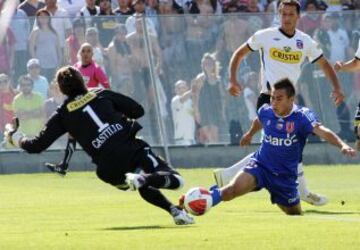 Eduardo Vargas frente a Colo Colo en el Monumental.