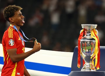 Soccer Football - Euro 2024 - Final - Spain v England - Berlin Olympiastadion, Berlin, Germany - July 14, 2024 Spain's Lamine Yamal walks past the trophy after collecting his winners medal REUTERS/Kai Pfaffenbach