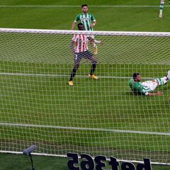 El desafortunado autogol que sufrió Bravo: ¡inexplicable!