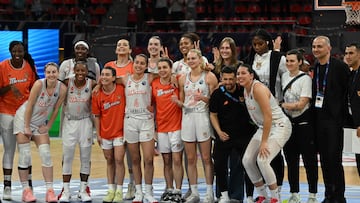 CBK Mersin's players pose after winning the Euroleague Women's quarterfinal basketball match between CIMSA CBK Mersin and Tango Bourges Basket at Pabellon Principe Felipe arena in Zaragoza on April 9, 2025. (Photo by JAVIER SORIANO / AFP)