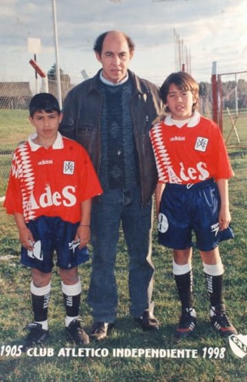 Sergio Agüero con Bochini en las categorías inferiores del Atlético Independiente.