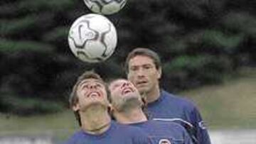 <B>DOS JUEGAN Y UNO MIRA. </B>Aimar y Rufete intentarán dar al Valencia un triunfo que puede ser decisivo para el futuro de la Liga. Mientras, Kily les observará desde el banquillo.