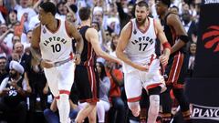 Jonas Valanciunas (centro) celebra una canasta junto a DeMar DeRozan.