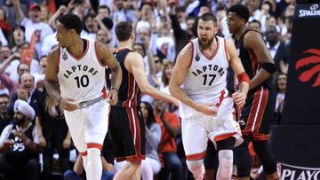 Jonas Valanciunas (centro) celebra una canasta junto a DeMar DeRozan.