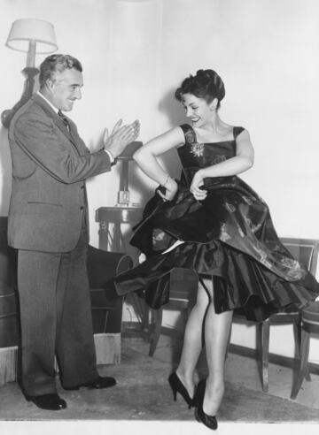 Vittorio de Sica observa a Carmen Sevilla bailando.