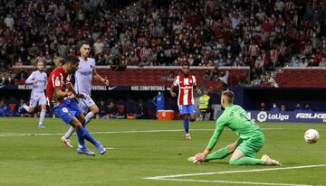 2-0. Luis Suárez marca el segundo gol.