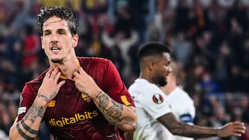 AS Roma's Italian midfielder Nicolo Zaniolo (L) celebrates after scoring his side's third goal during the UEFA Europa League Group C football match between AS Rome (ITA) and Ludogorets Razgrad (BUL) on November 3, 2022 at the Olympic stadium in Rome. (Photo by Alberto PIZZOLI / AFP)