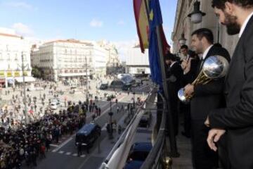 El capitán Felipe Reyes ofrece la Copa desde el balcón de la sede de la Comunidad de Madrid.