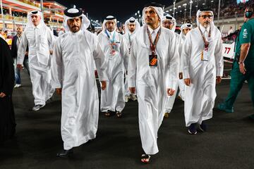 Mohammed ben Sulayem, presidente de la FIA, camina en la parrilla antes del Gran Premio de F1 de Qatar en el Circuito Internacional de Losail.