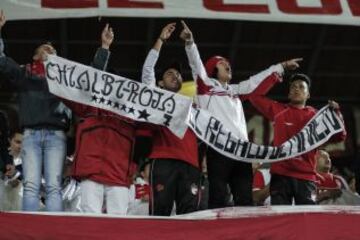 La hinchada de Santa Fe acompaña al debut cardenal en Libertadores en El Campín.