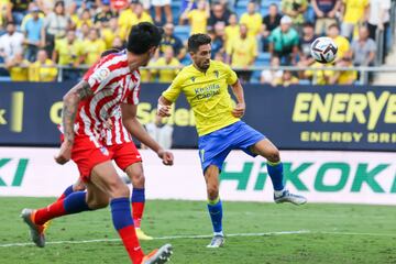 Rubén Sobrino marca el 3-2 para el Cádiz.