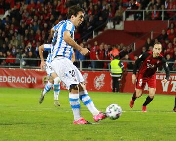 0-1. Mikel Oiarzabal marc? el primer gol de penalti.