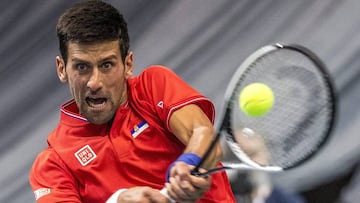 Novak Djokovic devuelve una bola ante Daniil Medvedev en el segundo encuentro de la eliminatoria de Copa Davis entre Serbia y Rusia.