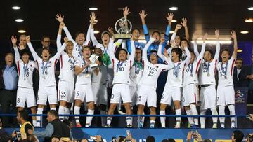 Los jugadores del Kashima Antlers levantan la Liga de Campeones de Asia.