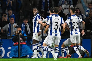 1-0. Sheraldo Becker celebra el primer tanto que marca en el minuto 32.