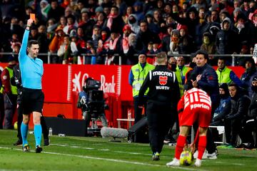 Expulsado el entrenador del Girona por protestar muchísimo una falta sobre Arnau Martínez de De Jong que Muñiz Ruiz no señaló.