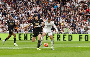 Derribo de Tárrega sobre Mbappé, evitando el mano a mano que buscaba ya el francés dentro del área valencianista. El VAR corroboró la pena máxima.