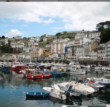 Luarca es uno de los pueblos costeros m¨¢s destacados de la zona occidental asturiana, donde encontraremos de nuevo una geolocalizaci¨®n construida en torno a su puerto pesquero y deportivo.