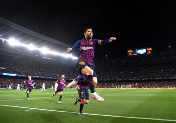 Bonita celebración de Messi en el Camp Nou durante el partido de vuelta de los cuartos de final de la Champions League ante el Manchester United. 
 