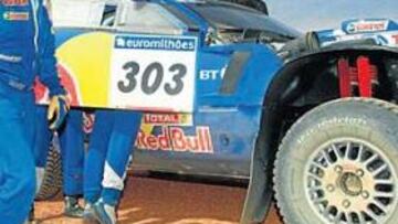 <b>DESOLADO. </b>La imagen de Carlos Sainz tras la nueva avería de su Volkswagen lo dice todo: un hombre abatido ante la crueldad de ese desafío que se llama Dakar.