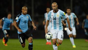 Argentina's Javier Mascherano (R) vies for the ball with Uruguay's Carlos Sanchez during their Rusia 2018 World Cup qualifier football match in Mendoza, Argentina, on September 1, 2016. / AFP PHOTO / ANDRES LARROVERE