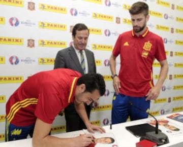 Pedro y Piqué firmando sus cromos de Panini de esta Eurocopa 2016.