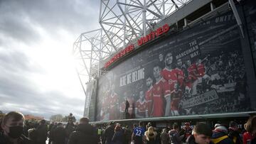 (FILES) In this file photo taken on November 6, 2021 Manchester United fans arrive at the stadium ahead of the English Premier League football match between Manchester United and Manchester City at Old Trafford in Manchester, north west England. - Manches