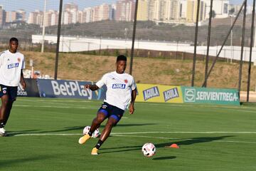 El entrenador colombiano, Reinaldo Rueda, realizó el primer entrenamiento con los jugadores convocados del FPC al microciclo que se lleva a cabo en la Sede Deportiva de la Federación Colombiana de Fútbol. 