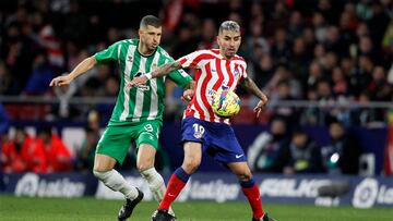 Momento del partido entre el Betis y el Atl谷tico de Madrid.