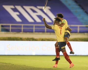 Duván Zapata abrió el marcador a los 15 minutos después de un centro a ras de piso por derecha de Juan Guillermo Cuadrado.