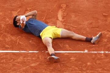 Alcaraz celebra su primer título en Roland Garros. 