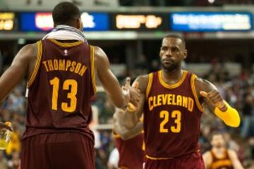 LeBron James choca con Tristan Thompson.