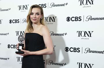 Jodie Comer poses with the award for Best Leading Actress in a Play for "Prima Facie" at the 76th Annual Tony Awards in New York City, U.S., June 11, 2023. REUTERS/Amr Alfiky