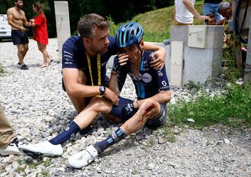 El ciclista francés del Team DSM–Firmenich tuvo un accidente durante la etapa y las lesiones causadas en el mismo le obligaron a retirarse de la ronda gala.