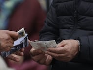 Una persona con varios décimos de lotería de Navidad cuando quedan menos de tres semanas para el Sorteo Extraordinario de la Lotería de Navidad, a 7 de diciembre de 2021, en Madrid (España). Como cada año, la Lotería de Navidad se celebra el próximo 22 de diciembre en el Colegio de San Ildefonso. La gran novedad del sorteo de este 2021 es que todos los premios de hasta 2.000 euros se podrán cobrar a través de Bizum y en bancos compatibles. Este año el sorteo repartirá un total de 2.408 millones de euros, la misma cantidad que el año anterior. El primer premio, denominado ‘El Gordo’, será de 400.000 euros.
07 DICIEMBRE 2021;PREMIO;22 DE DICIEMBRE;NAVIDAD;SORTEO DE NAVIDAD;BOLETOS;NUMEROS;LOTERIA;DINERO
Eduardo Parra / Europa Press
07/12/2021