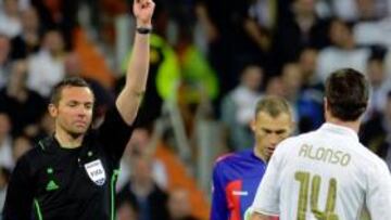 <b>AMARILLA. </b>Xabi Alonso se lamenta cuando Lannoy le muestra la tarjeta el pasado miércoles.