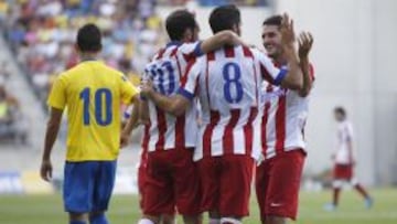 Raúl García festeja el gol ante el Cádiz con sus compañeros Koke y Juanfran.