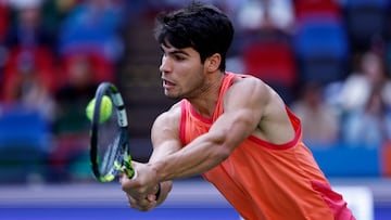 Carlos Alcaraz, contra Gael Monfils en el Shanghái Masters.