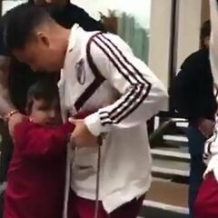 Juanfer Quintero recibe el cariño de este niño en Mar del Plata