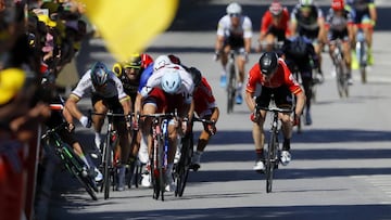 Peter Sagan elbows Mark Cavendish