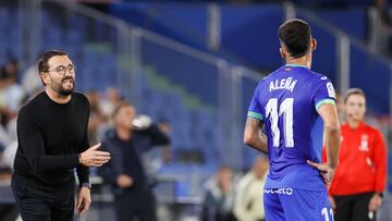 El entrenador del Getafe, José Bordalás (da instrucciones durante el encuentro correspondiente a la jornada 33 de Liga en Primera División contra el Celta de Vigo.