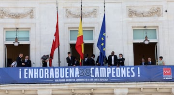 Los jugadores del Real Madrid salen al balcn de la sede de la Comunidad de Madrid para ofrecer el trofeo a sus aficionados.  