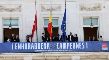 Los jugadores del Real Madrid salen al balcón de la sede de la Comunidad de Madrid para ofrecer el trofeo a sus aficionados.  