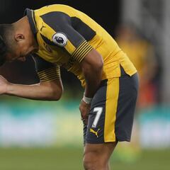 Arsenal de Alexis cae y se aleja cada vez más de la Champions