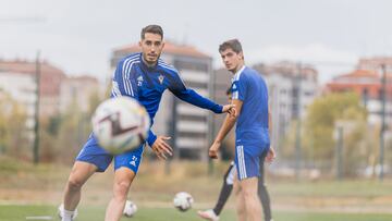 Roberto López golpea el balón en un entrenamiento del Mirandés.