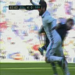 Isco se fue tocado tras una entrada con Samper